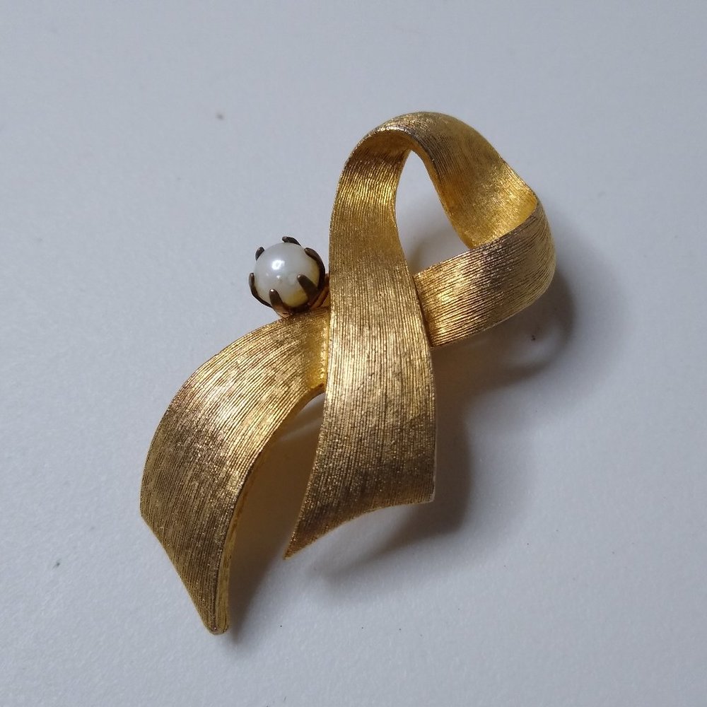 Vintage JJ Faux Pearl And Metal Ribbon Brooch